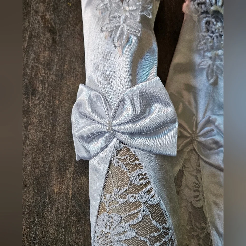 Elegant Bridal White Pearl Lace Fingerless Gloves with Bow